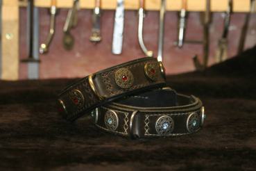 Preview: handgenähte Schmuckhalsbänder aus Leder