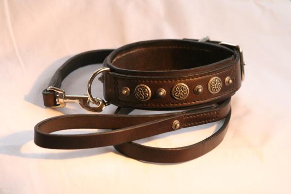 handgenähte Schmuckhalsbänder aus Leder